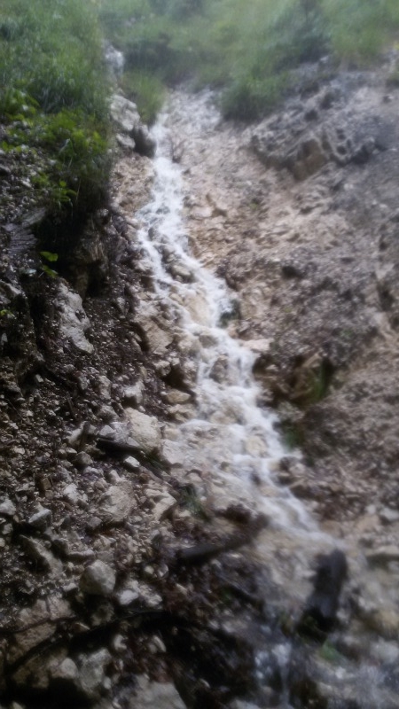 Takovýhle vodopád je tu jen za jarního tání a zcela vyjímečně zrovna dnes :-)